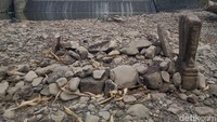 Eko menduga batu nisan dan gundukan itu dari makam yang hanyut saat banjir. Sebab di atas bendung memang terdapat permakaman di pinggir sungai. 