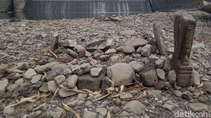 Warga di sekitar Sungai Dengkeng, Klaten dikagetkan dengan munculnya dua gundukan menyerupai makam atau kuburan.