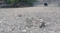 Pantauan detikcom di lokasi, dua gundukan itu terdiri dari bebatuan sungai. Letak gundukan makam itu berada di tengah sungai yang mengering. Jarak gundukan tanah itu sekitar 50 meter dari bendungan ke arah hilir. Gundukan itu dipasang batu berbentuk kelopak bunga seperti nisan. Tidak ada tulisan di batu itu dan tak ada bunga tabur atau benda lainnya selain gundukan bebatuan sungai.