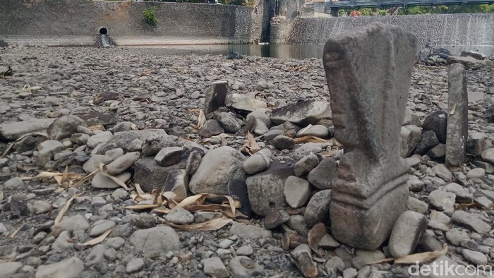 Nah Loh! Ada 2 Gundukan Mirip Makam di Anak Sungai Bengawan Solo Warga di sekitar Sungai Dengkeng, Klaten dikagetkan dengan munculnya dua gundukan menyerupai makam atau kuburan.