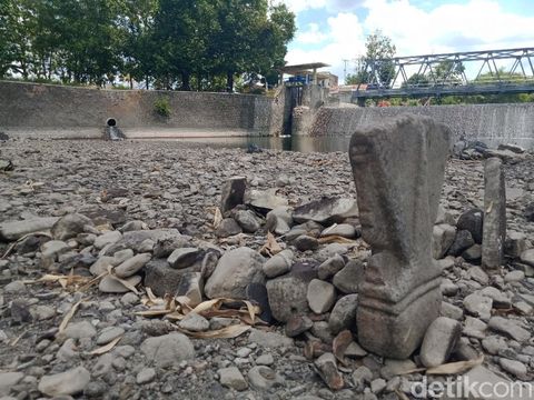 Warga di sekitar Sungai Dengkeng, Klaten dikagetkan dengan munculnya dua gundukan menyerupai makam atau kuburan.