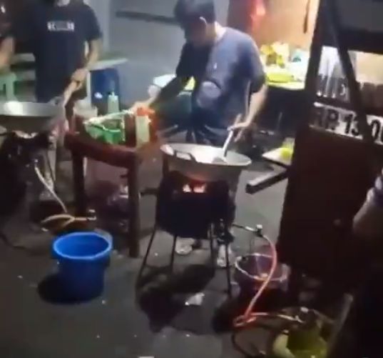 Ojol antar makanan dengan jarak lokasi di depan rumah