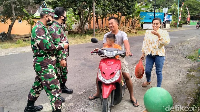 Saat ini Banyuwangi zona kuning COVID-19 dan menerapkan PPKM level 2. Satgas COVID-19 setempat menyebut itu sebagai buah dari kerja keras seluruh pihak.