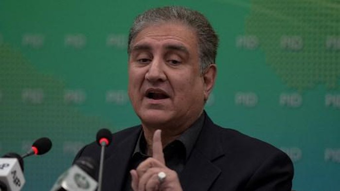 Pakistani Foreign Minister and vice President of ruling Pakistan Tehreek-e-InsafShah Mehmood Qureshi briefsmedia representatives in Islamabad on December 15, 2020, after oppositionannounced the march to Islamabad ro demand Prime Minister Imran Khans resignation. (Photo by Farooq NAEEM / AFP)