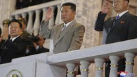 Pemimpin Korut, Kim Jong-Un, tampak menghadiri parade militer tersebut. Foto: Korean Central News Agency/Korea News Service via AP