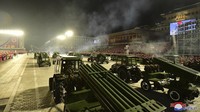 Persenjataan militer Korut juga dipamerkan dalam parade militer di Pyongyang ini namun tanpa adanya rudal balistik. Foto: Korean Central News Agency/Korea News Service via AP