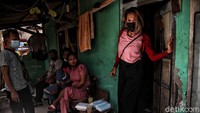 Karena kita tahu mereka hidup dengan penuh stigma negatif masyarakat dan sulit mendapatkan pelayanan umum.