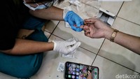 Pemeriksaan kesehatan komunitas Transpuan ini meliputi pengecekan HIV dan infeksi menular seksual.