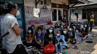 Petugas kesehatan dari Puskesmas Kecamatan Koja memeriksa kesehatan komunitas Transpuan di kawasan Jakarta Utara, Kamis (9/9). Kegiatan yang dilakukan oleh Yayasan Srikandi Sejati  bekerjasama dengan Puskesmas Kecamatan Koja ini bertujuan untuk memeriksa kesehatan komunitas Transpuan yang tinggal di Jakarta Utara.