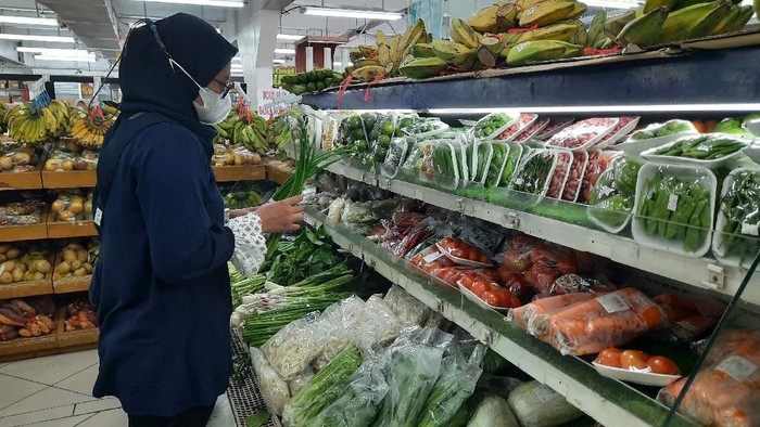 warga harus tunjukkan aplikasi pedulilindungi di supermarket