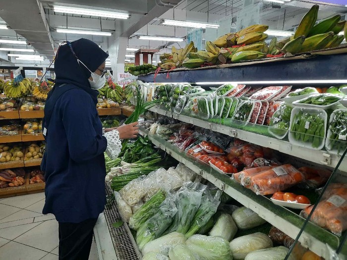 warga harus tunjukkan aplikasi pedulilindungi di supermarket