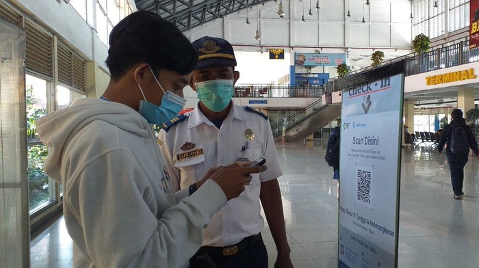 penumpang harus tunjukkan aplikasi pedulilindungi di terminal purabaya