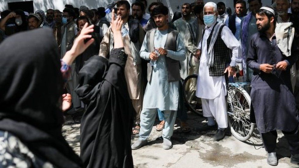 Perempuan di Afghanistan dipukuli Taliban karena berunjuk rasa menuntut hak - 'Saya akan terus bersuara, sampai mereka membunuh kami'