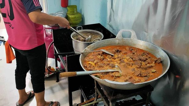 Pernah Divonis Mandul, Pemilik Rumah Makan Gratis Kini Punya 3 Anak