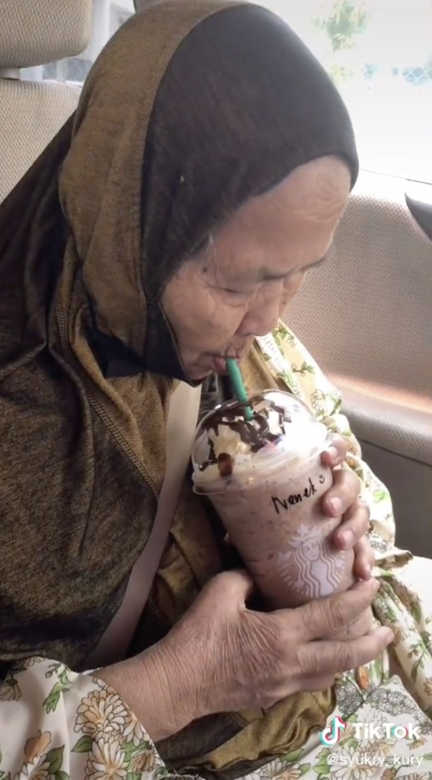 Pertama Kali Cicip Minuman Starbucks, Begini Komentar Kocak Seorang Nenek