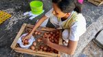 Mumet Harga Telur Anjlok Parah, Peternak Bagi-bagi Gratis