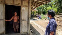 Peternak ayam di Kalurahan Jatirejo, Kapanewon Lendah, Kabupaten Kulon Progo, DIY melakukan aksi bagi-bagi telur kepada masyarakat. Pembagian telur gratis ini dilangsungkan di tengah anjloknya harga komoditas telur ayam.Foto: Jalu Rahman Dewantara/detikcom