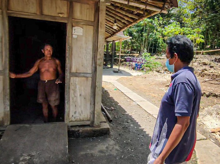 Peternak bagi-bagi telur ayam gegara harga anjlok