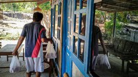 Sardi mengatakan aksi ini dilakukan untuk membantu masyarakat di sekitar rumahnya. Sasaran utama adalah warga yang masuk kategori kurang mampu. Adapun setiap orang menerima sekitar 1,5 hingga 2 kg telur yang berasal dari peternakan ayam miliknya. Foto: Jalu Rahman Dewantara/detikcom