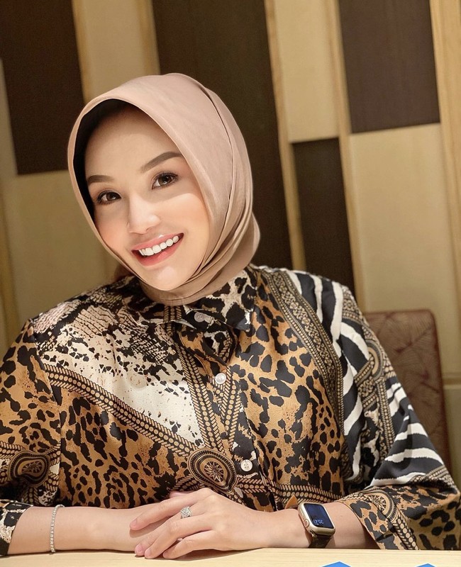 Sedangkan Thisia istri Agustiar yang berusia 27 tahun lebih muda adalah model. Dia merupakan Putri Pariwisata Kalimantan Tengah 2020, Putri Pariwisata Phorogenic 2020 dan Putri Nusantara 2019. Foto: Dok. Instagram @thisia.halijam.