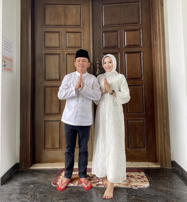 Ialah Aisyah Thisia Agustiar Sabran atau akrab disapa Thisia Halijam yang menikah dengan H. Agustiar Sabran, S.Kom. Agustiar adalah seorang anggota DPR RI fraksi PDI Perjuangan dapil Kalimantan Tengah 2019-2024. Foto: Dok. Instagram @thisia.halijam.