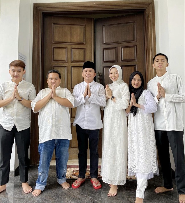 Agustiar Sabran saat ini menjabat sebagai ketua Dewan Adat Dayak (DAD) Provinsi Kalteng masa bakti 2016-2021. Selain menjadi anggota DPR, Agustiar dikenal sebagai CEO tim sepakbola Kalteng Putra FC dan Ketua Asosiasi Perusahaan Tambang (APTA) Kalimantan Tengah. Ia juga merupakan kakak kandung Gubernur Kalteng Sugianto Sabran. Sugianto sebelumnya dikenal sebagai mantan suami aktris Ussy Sulistiawaty. Foto: Dok. Instagram @thisia.halijam.