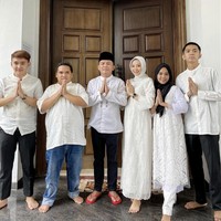 Agustiar Sabran saat ini menjabat sebagai ketua Dewan Adat Dayak (DAD) Provinsi Kalteng masa bakti 2016-2021. Selain menjadi anggota DPR, Agustiar dikenal sebagai CEO tim sepakbola Kalteng Putra FC dan Ketua Asosiasi Perusahaan Tambang (APTA) Kalimantan Tengah. Ia juga merupakan kakak kandung Gubernur Kalteng Sugianto Sabran. Sugianto sebelumnya dikenal sebagai mantan suami aktris Ussy Sulistiawaty. Foto: Dok. Instagram @thisia.halijam.