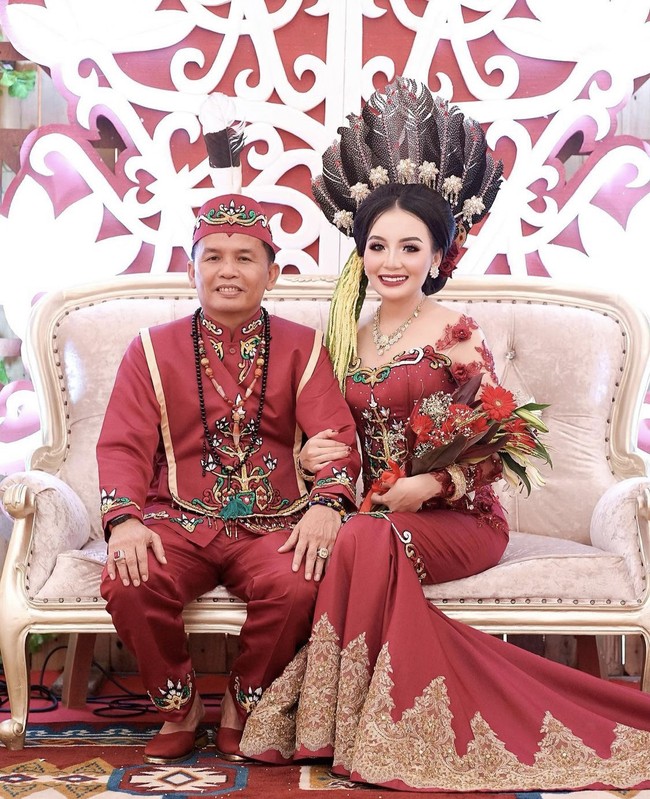 Hingga Kamis (9/9/2021) video viral tersebut sudah ditonton lebih dari 2,5 juta Views, mendapat 140 ribu Likes dan 4.477 komentar. Warganet ada yang mengira jika pria di video tersebut adalah bapaknya dan menanggapi hubungan keduanya. Wolipop sudah menghubungi Thisia Halijam yang mengunggah video tersebut. Dan ia memperbolehkan kisahnya untuk dikutip oleh Wolipop.  Foto: Dok. Instagram @thisia.halijam.