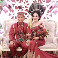 Hingga Kamis (9/9/2021) video viral tersebut sudah ditonton lebih dari 2,5 juta Views, mendapat 140 ribu Likes dan 4.477 komentar. Warganet ada yang mengira jika pria di video tersebut adalah bapaknya dan menanggapi hubungan keduanya. Wolipop sudah menghubungi Thisia Halijam yang mengunggah video tersebut. Dan ia memperbolehkan kisahnya untuk dikutip oleh Wolipop.  Foto: Dok. Instagram @thisia.halijam.