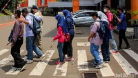 Para pendamping dengan sabar dan teliti menemai para mahasiswa/i disabilitas.