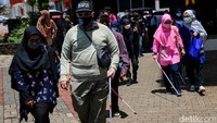 Relawan mendampingi mahasiswa penyandang disabilitas saat orientasi mobilitas fakultas di kampus Universitas Muhammadiyah Jakarta (UMJ), Ciputat, Tangerang Selatan, Banten, Kamis (9/9/2021).