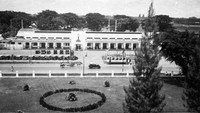 Kemudian, di tahun 1871 Weltevreden diubah menjadi sebuah halte Koningspelin atau berarti halte lapangan raja. Hal ini dikelola sampai tahun 1884 oleh Nederlands-Indische Spoorweg Maatschappij (NIS) dengan bangunan kecil dan sangat sederhana. Dok.Tropenmuseum  