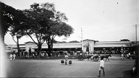 Halte ini kemudian diubah lagi jadi stasiun Weltevreden, dan dibuka pada 4 Oktober 1884 di tempat Stasiun Gambir sekarang berada. Dari sini lah awal cerita kawasan Gambir menjadi salah satu perlintasan kereta, sejak saat itu hingga tahun 1906, stasiun ini digunakan untuk pemberangkatan tujuan Bandung dan Surabaya. Dok.Tropenmuseum  
