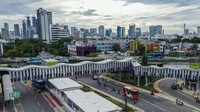 Jembatan penghubung dengan konsep modern, dengan memadukan antara bangunan jembatan dengan kios-kios di sepanjang jembatan ini diharapkan mampu menggerakkan konsumen untuk dapat meramaikan Pasar Senen sekaligus menambah keragaman produk yang dijual antara Plaza Atrium dan Pasar Senen. ANTARA FOTO/Galih Pradipta  