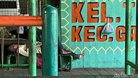 Bahkan kini area  taman  tersebut dijadikan sarang tuna wisma atau gelandangan untuk dijadikan tempat tinggal.