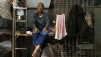Biawa sewa rumah kandang ini sekitar 1.300 dolar Hong Kong per bulan atau sekitar Rp 2,4 juta. Foto: FAILORBIT / youtube
