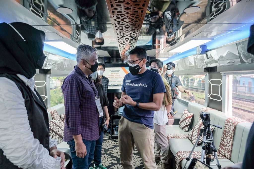 Sandiaga uno naik kereta istimewa
