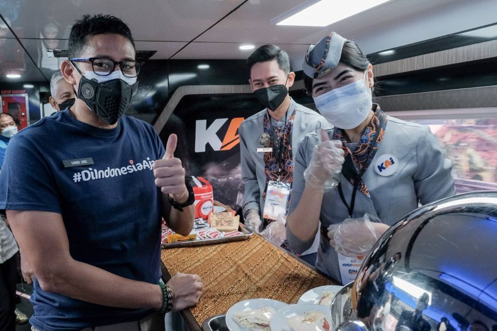 Sandiaga uno naik kereta istimewa