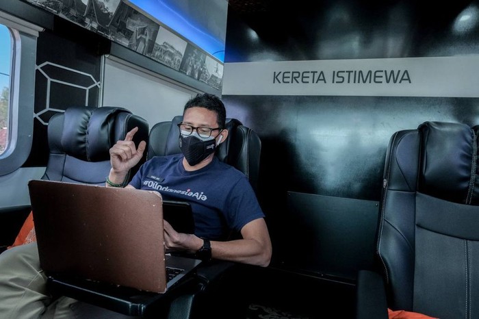 Sandiaga uno naik kereta istimewa