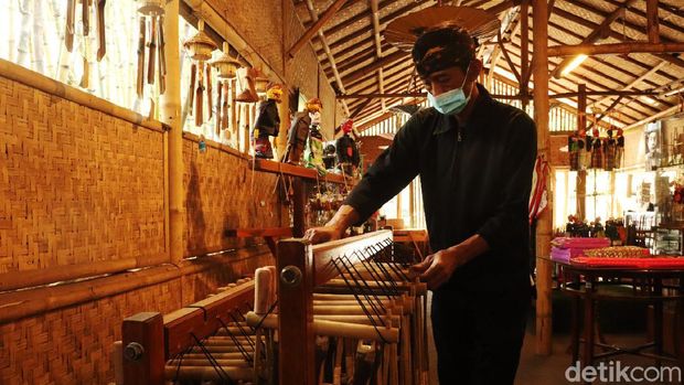 Obyek Wisata Saung Angklung Udjo sudah diperbolehkan dibuka kembali oleh Kemenparekraf RI. Saat ini pihak pengelola masih mempersiapkan fasilitas prokes.