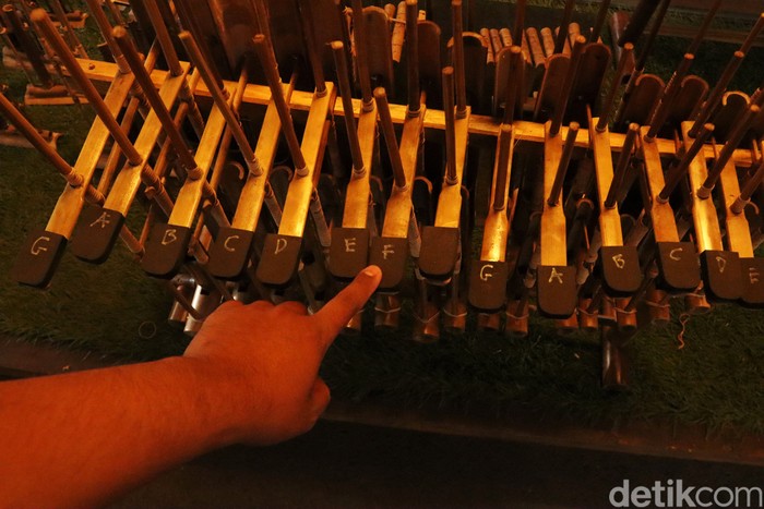 Obyek Wisata Saung Angklung Udjo sudah diperbolehkan dibuka kembali oleh Kemenparekraf RI. Saat ini pihak pengelola masih mempersiapkan fasilitas prokes.