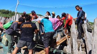 Setelah korban diterkam, ayah korban bernama Rustam minta tolong kepada warga. Warga ramai-ramai mencari dan menemukan korban sudah tewas. (dok BBKSDA Riau)