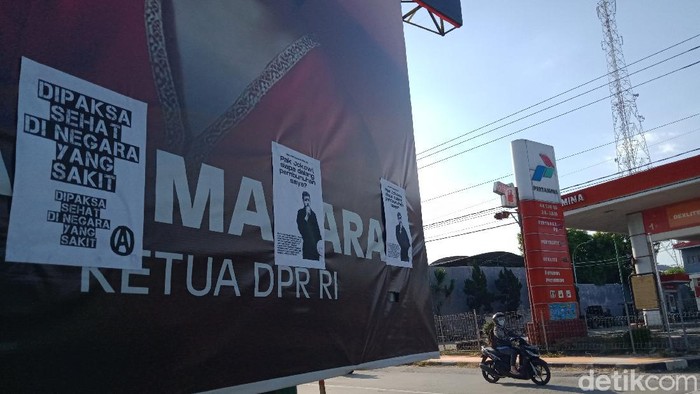 Selebaran Dipaksa Sehat di Negara Sakit Nempel di baliho Puan di Klaten, Kamis (9/9/2021).