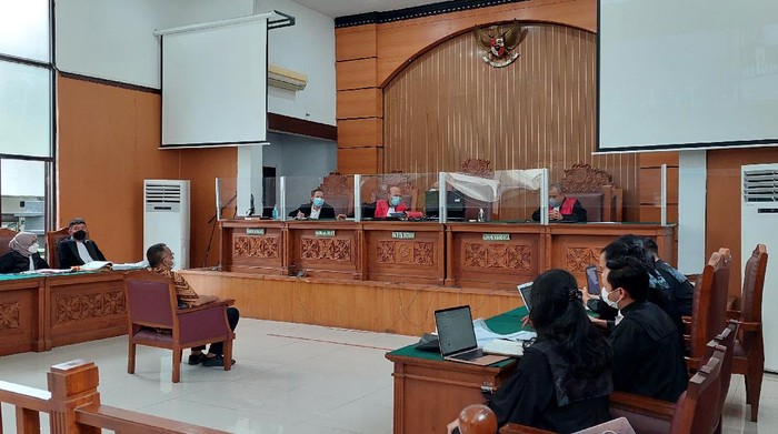 Sidang pemeriksaan terdakwa Jumhur Hidayat ditunda