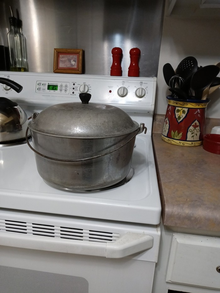 Stephen King Tanya Peralatan Dapur Jadul di Twitter, Jawabannya Ada Cobek dan Ulekan!
