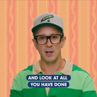 Aku pikir aku hanya ingin mengatakan bahwa selama ini aku tidak pernah melupakan kalian. Tidak pernah. Dan aku senang kita masih berteman. Ngomong-ngomong kamu terlihat baik. Apapun yang kamu lakukan, itu berhasil, ujarnya seolah menenangkan para fans yang kini sudah punya lebih besar permasalahan hidup. Foto: Instagram @steveburnsalive