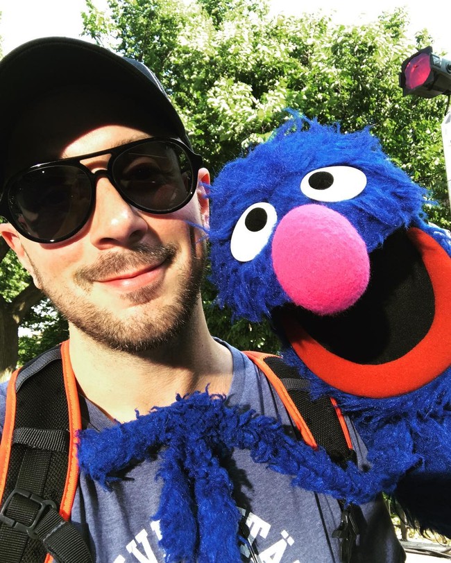 Steve pun mengungkap jika alasannya memutuskan berhenti jadi pembawa acara Blues Clues hanya karena ia kembali ke kariernya sebagai pengisi suara dan tidak mau lagi tampil di televisi. Ia pun mengaku sudah lelah menjalani program itu selama tujuh tahun. Alasannya lainnya adalah karena penampilan. Ia tak mau terlihat menua di depan anak-anak. Foto: Instagram @steveburnsalive