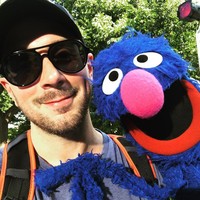 Steve pun mengungkap jika alasannya memutuskan berhenti jadi pembawa acara Blues Clues hanya karena ia kembali ke kariernya sebagai pengisi suara dan tidak mau lagi tampil di televisi. Ia pun mengaku sudah lelah menjalani program itu selama tujuh tahun. Alasannya lainnya adalah karena penampilan. Ia tak mau terlihat menua di depan anak-anak. Foto: Instagram @steveburnsalive