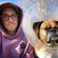 Rambutku akan botak dan aku melihat ke sekitar dan berpikir orang-orang yang memintaku untuk memakai celana ini tidak memintaku memakai wig untuk menghormatiku, ujar pria yang kini sering memakai topi itu. Foto: Instagram @steveburnsalive