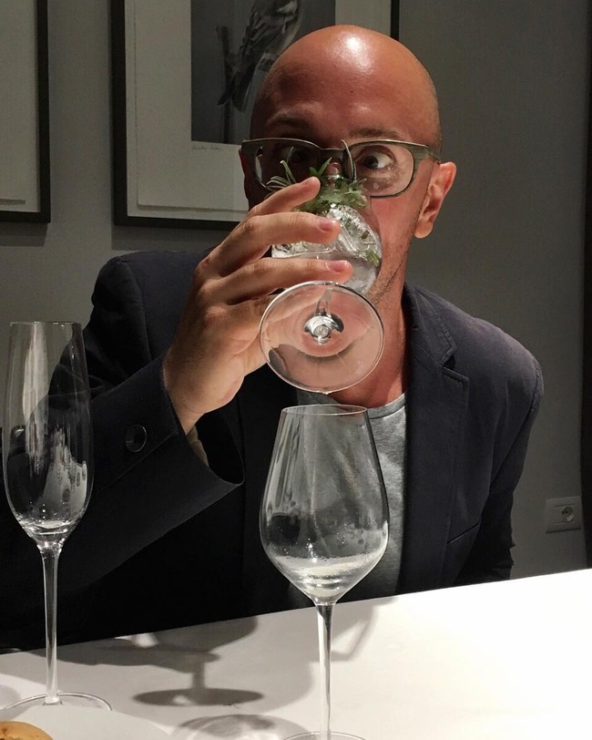 Di internet beredar berita yang menyebut Steve sudah meninggalkan karena overdosis heroin, kecelakaan mobil, bahkan menjadi pemain film porno. Rumor-rumor tersebut dikatakan pernah membuat sang ibu menangis selagi menanyakan kabar Steve lewat telepon. Foto: Instagram @steveburnsalive